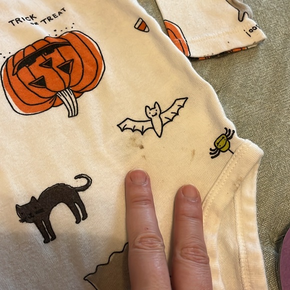 Set of two 12M Halloween long sleeve onsies - Picture 3 of 4